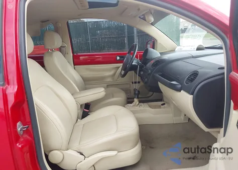 2010 Volkswagen New Beetle 2.5L z USA, uszkodzony, nr VIN 3VWRG3AG7AM032424